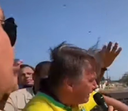 Bolsonaro deixa comício no RN após enxame abelhas aparecer durante discurso; assista