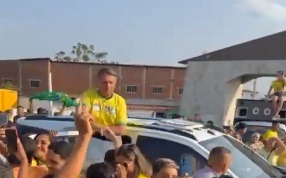 VÍDEO: Bolsonaro faz parada não programada em município do RN e é recebido por apoiadores