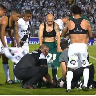 VÍDEO: Lateral cai desacordado após choque e sai de ambulância; imagens são fortes