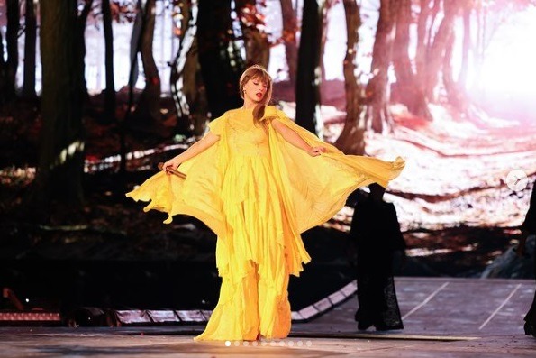 Ousada: Taylor Swift surge nua e faz dança sensual em show