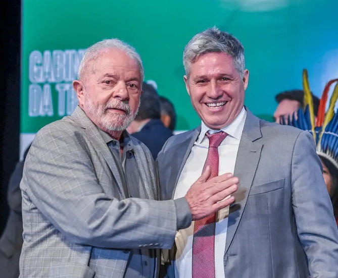 Ministro de Lula escreve errado ao comemorar encerramento do X no Brasil com deboche
