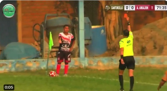 VÍDEO: Jogador faz 'xixi' durante partida e é expulso pelo juiz; ASSISTA