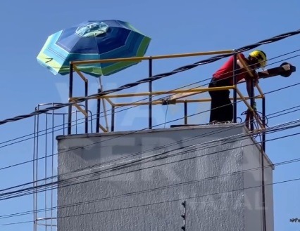VÍDEO: Homem sofre choque ao fazer manutenção em caixa d'água em condomínio na Grande Natal