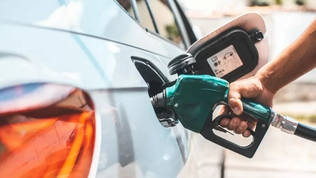 Com gasolina cara, aproveitar oferta e encher tanque até a boca é má ideia