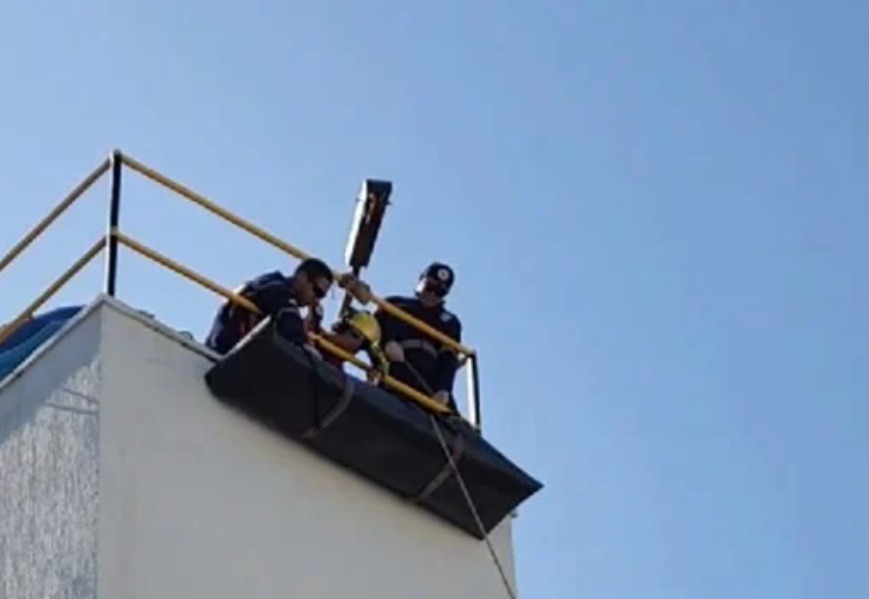 Bombeiros resgatam trabalhador após sofrer descarga elétrica em caixa d’água de condomínio na Grande Natal