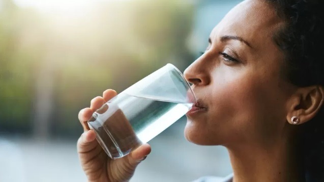 Vontade de beber água toda hora? 7 doenças que causam muita sede