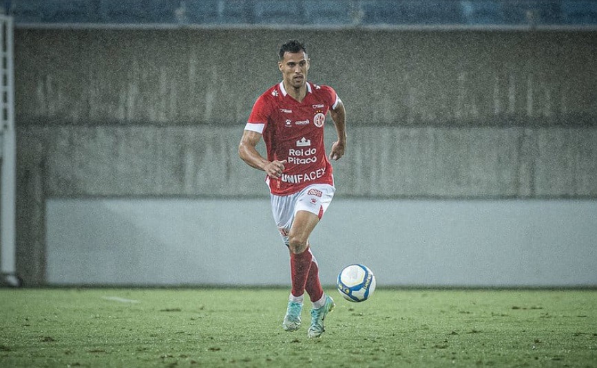 Zagueiro anuncia saída do América