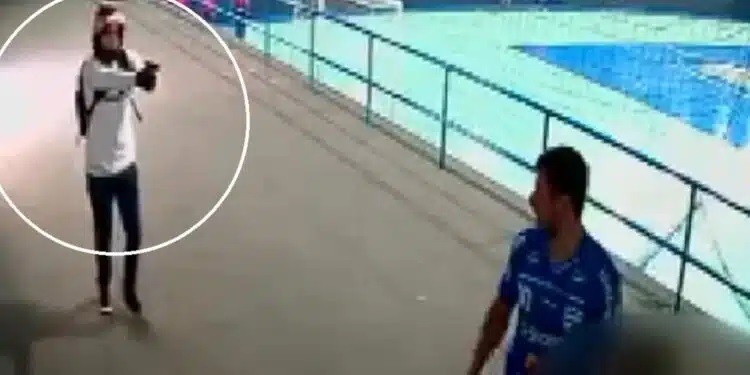 Professor é brutalmente assassinado enquanto dava aula em ginásio; veja vídeo