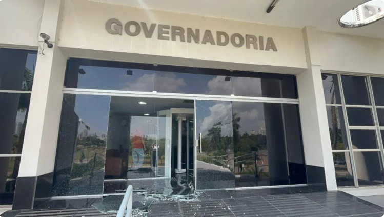 Homem é preso em flagrante após vandalizar Governadoria do RN