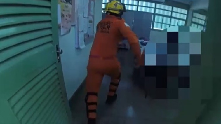 VÍDEO: Confira o momento em que PMs e bombeiros resgatam professora mantida refém por aluno