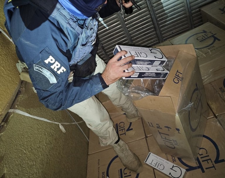 PRF apreende carga com 72 mil maços de cigarros contrabandeados no RN