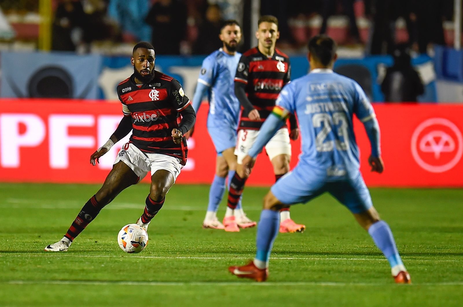 Flamengo leva sufoco na altitude, vê Rossi brilhar e avança na Libertadores; veja melhores momentos