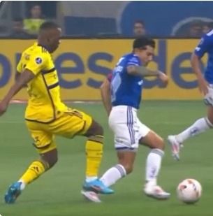 Jogador do Boca é expulso com menos de 1min contra o Cruzeiro e chora; ASSISTA