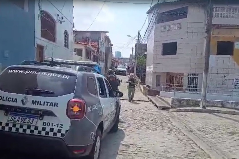 Irmãos são baleados após troca de tiros com a polícia em Mãe Luiza