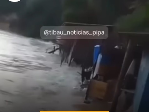 VÍDEO: Mar avança na Praia do Madeiro e leva mesas e cadeiras; ASSISTA