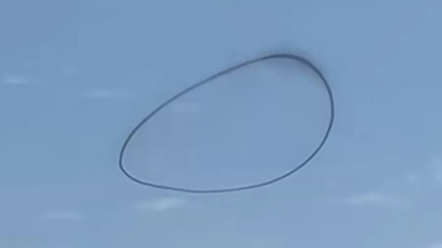 Anel preto misterioso aparece flutuando no céu nos EUA; assista
