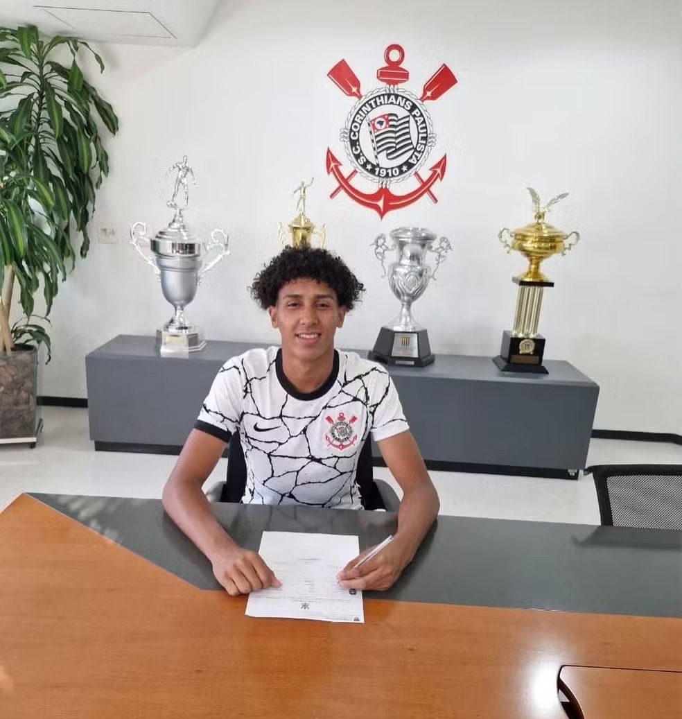 Corinthians contrata lateral que era goleiro até 2023