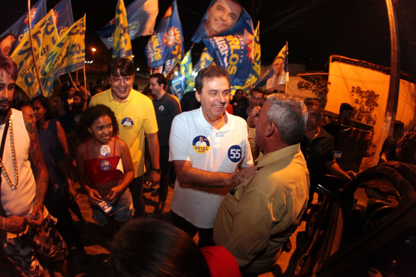 Carlos Eduardo destaca legado de urbanização no Passo da Pátria durante grande caminhada