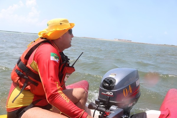 Bombeiros salvam criança de três anos de afogamento em praia de Natal