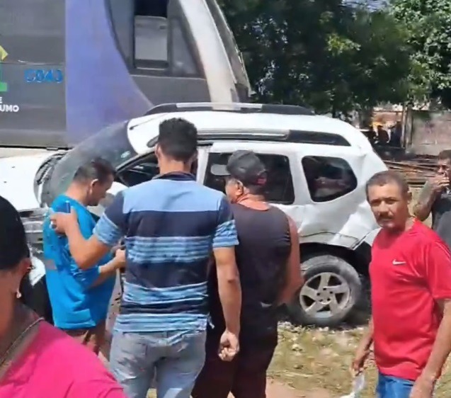 Trem colide contra veículo na zona Oeste de Natal