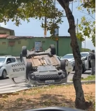 VÍDEO: Viatura da PM capota em avenida da Zona Sul de Natal