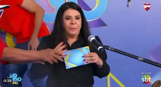 VÍDEO: Mara Maravilha se afoga ao vivo em homenagem a Silvio Santos no SBT
