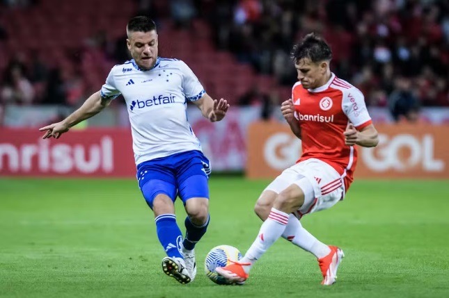 Auxiliares de jogos das Séries A e B marcam impedimentos em laterais, o que não existe na regra; veja
