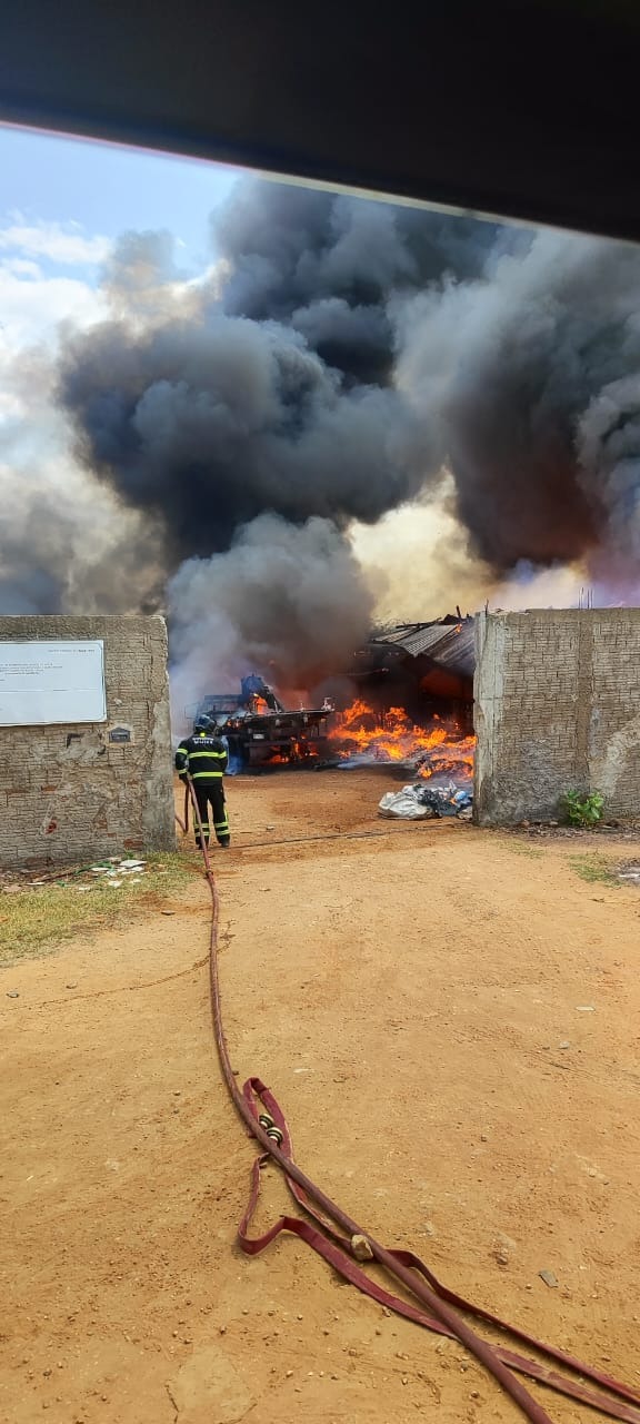 Bombeiros combatem incêndio em galpão de empresa de produtos recicláveis em Mossoró