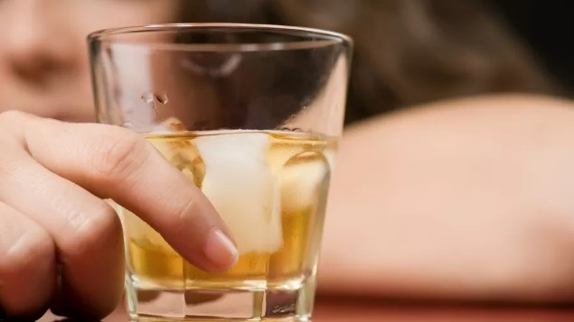 Álcool, café, abacate: veja o que pode interferir no efeito de remédios