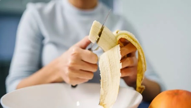 Tem problema comer fruta à noite? Especialistas respondem