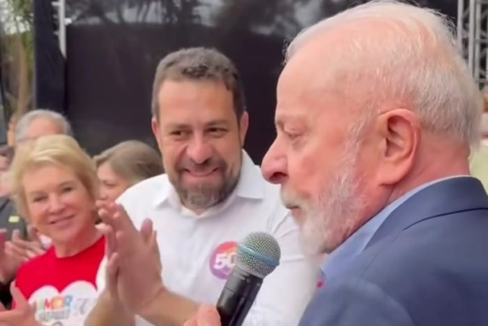 Hino nacional é cantado em linguagem neutra em ato com Boulos e Lula; assista