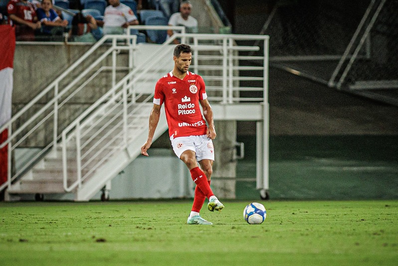América anuncia renovação com zagueiro e duas saídas; confira
