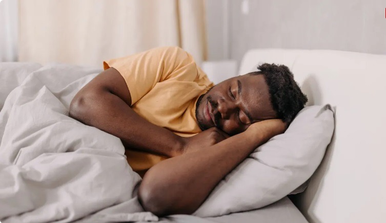 Novo estudo sugere que compensar o sono nos dias de folga pode reduzir riscos causados pela privação de sono durante...