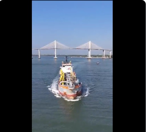 VÍDEO: Draga já navega em direção a jazida para iniciar obra da engorda de Ponta Negra; ASSISTA