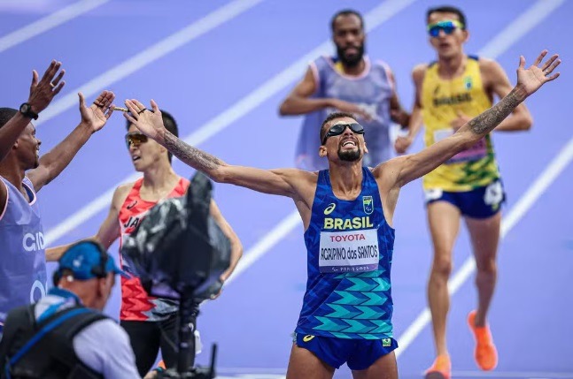 Julio Cesar conquista primeiro ouro do Brasil no atletismo nas Paralimpíadas de Paris e bate recorde mundial