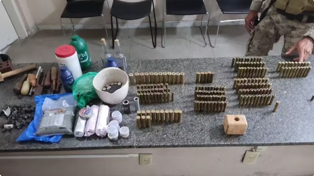 Criminosos fazem rifa de armas e munições e enviam 'prêmios' pelos Correios, diz Polícia Civil