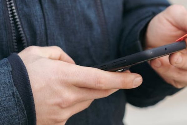 Banco deve indenizar cliente após desvios de valores da conta-corrente de cliente mediante fraude