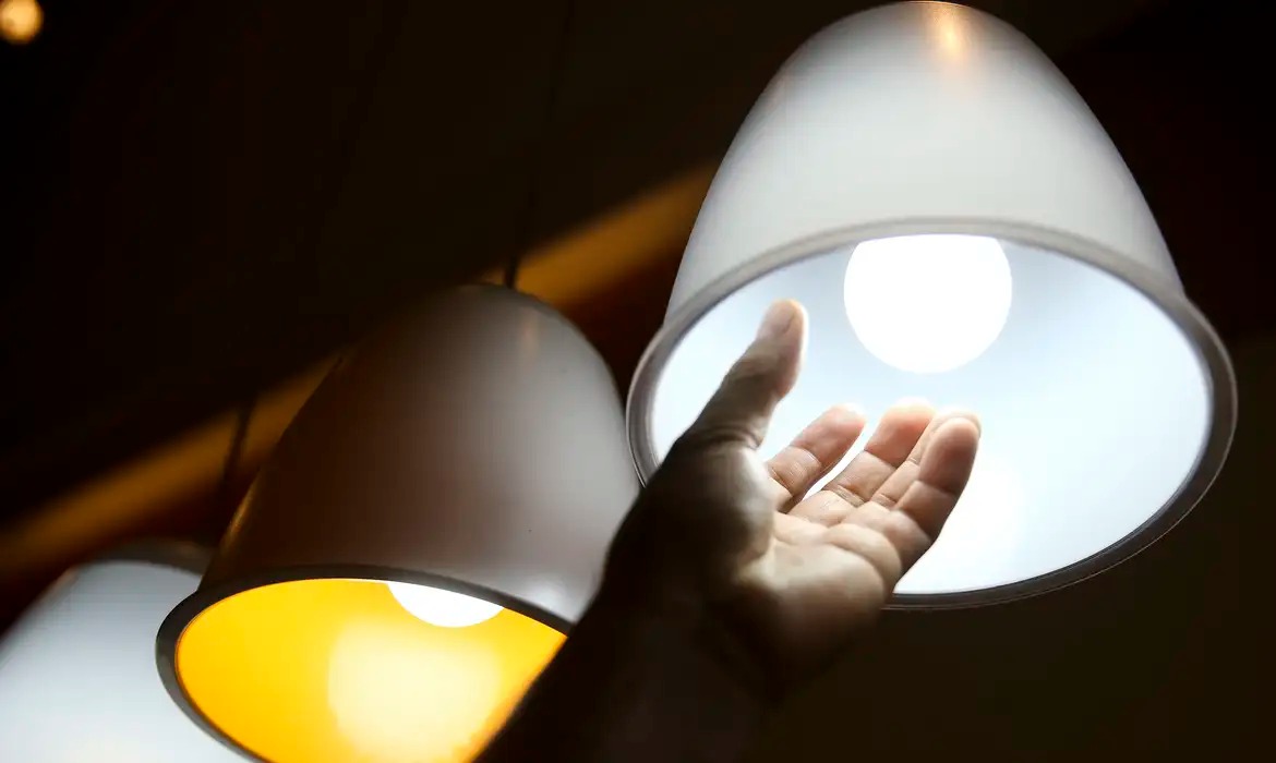 Aneel aciona bandeira vermelha 2 pela primeira vez desde 2021 e conta de luz ficará mais cara em setembro