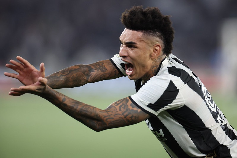 Igor Jesus decide, Botafogo vence Fortaleza e retoma ponta do Brasileirão; veja gols