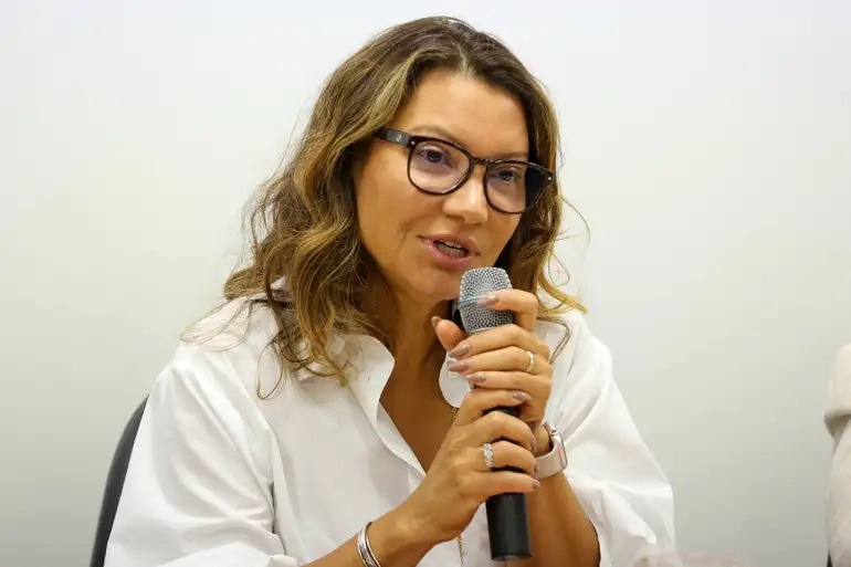 Janja erra nome do STJ em posse de juízes federais; assista