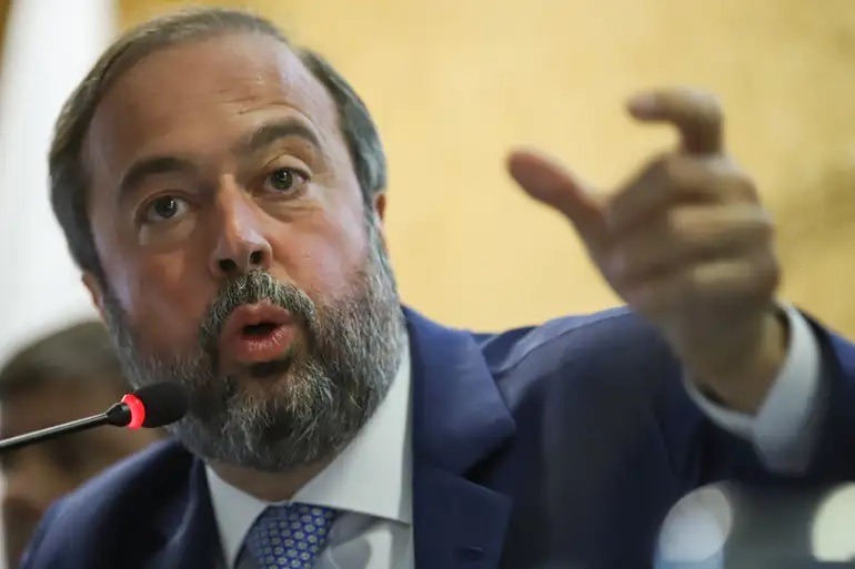 Empresa de estimação do governo deixa ministro Silveira mal na foto