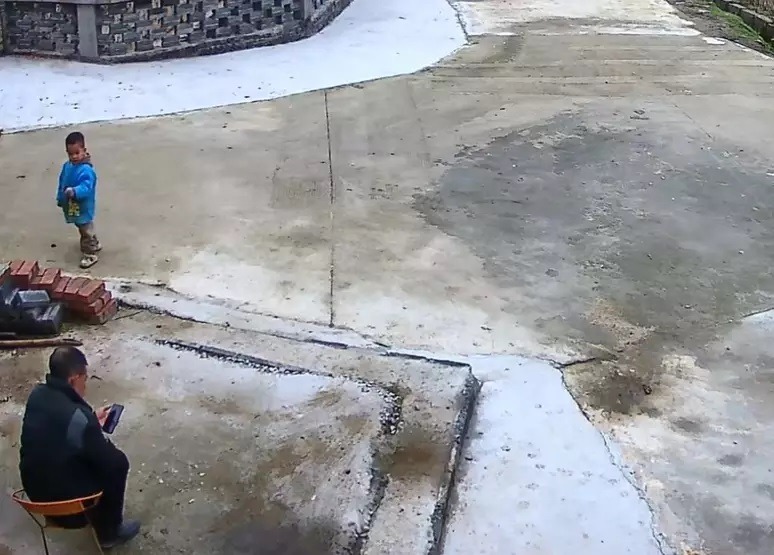 Menino de dois anos morre afogado após avô se distrair com celular
