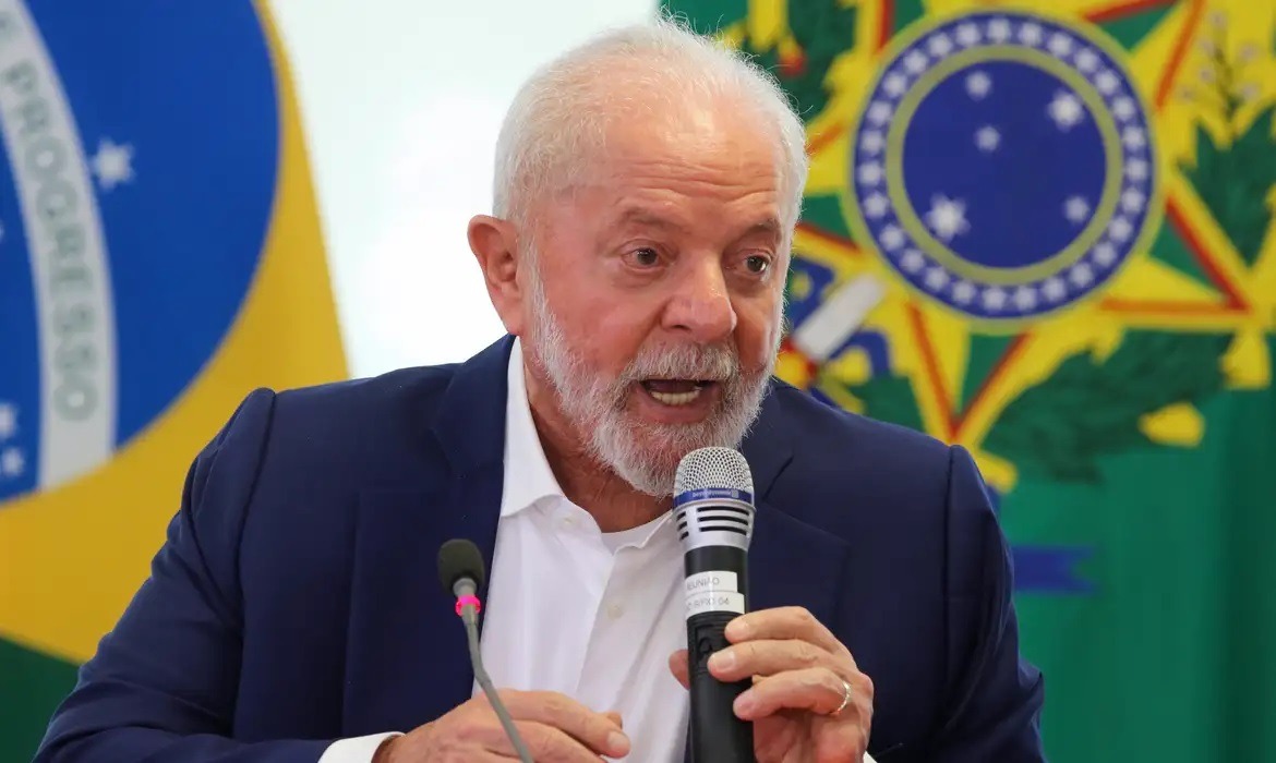 Lula diz ter ficado “satisfeito” com a decisão de Moraes sobre bloqueio do X