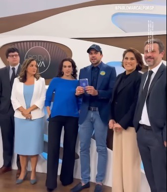 VÍDEO: Marçal mostra carteira de trabalho e jornalistas do Roda Viva se afastam