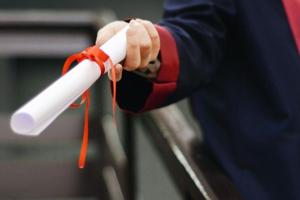 Cerimonial de formatura não cumpre contrato e deve restituir quantia paga por universitários