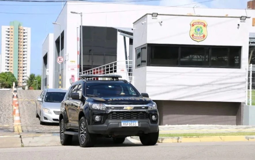 Advogados suspeitos de intermediar comunicação entre detentos e facção criminosa são presos no RN