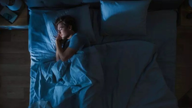 Acordar no meio da noite: descubra o que evitar fazer nessas situações