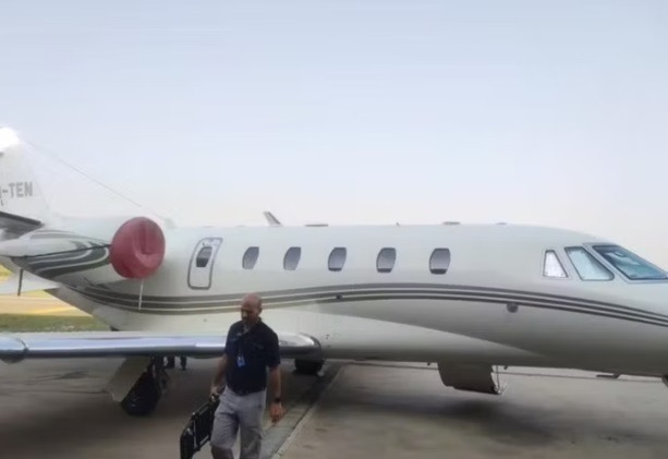 Avião de Gusttavo Lima é apreendido em operação que prendeu Deolane