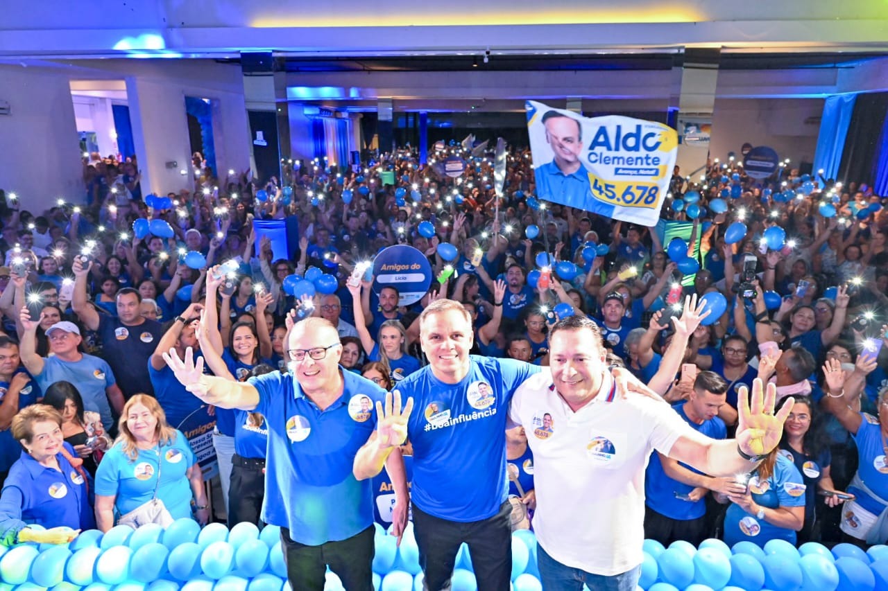 Multidão se reúne em apoio a Aldo Clemente e Paulinho Freire