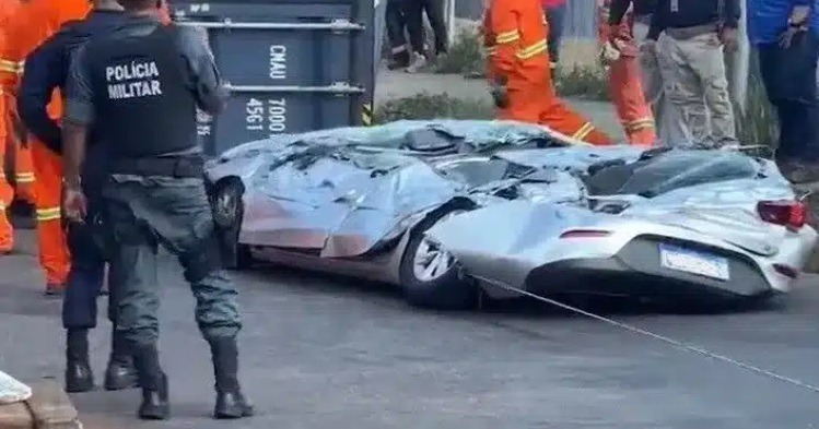VÍDEO: Carreta esmaga carro e mata motorista